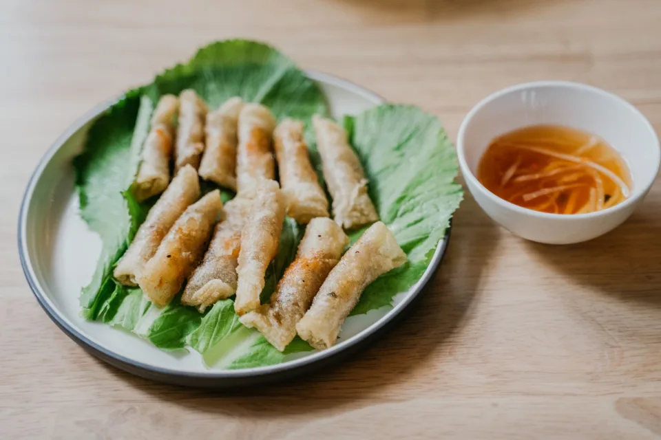 Nhân viên đang pha cà phê